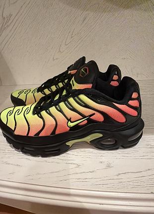 Кросівки унісекс nike air max plus black/yellow 36,5 розмір