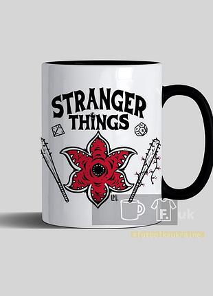 Чашка черная stranger things. очень странные дела. крутой подарок.