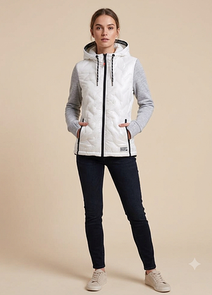 Женская белая стеганая куртка superdry storm injected luxe hybrid с контрастными серыми рукавами.