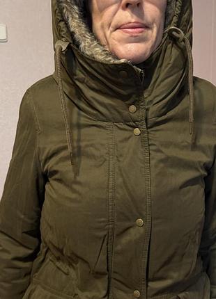 Жіноча зимова куртка pull&bear  кольору хакі з капюшоном та хутром