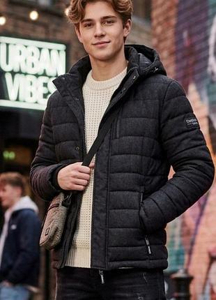 Куртка на розмір xs-s бренду superdry з капюшоном та кишенями 🔥 
напівобхват грудей -50(52);
довжина виробу -68
довжина рукава -66.
по плечам -41 см