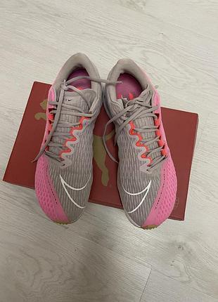 Жіночі бігові кросівки nike air zoom rival fly 2 сіро-рожеві