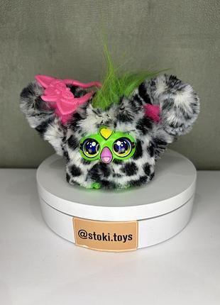 Інтерактивна міні-іграшка furby furblets (модель з пухнастим чорно-білим хутром, зеленим волоссям та зеленими очима).