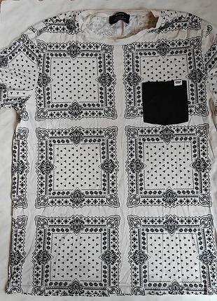 Футболка жіноча bershka біла з бандановим принтом
