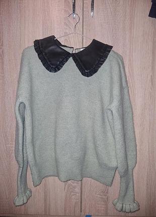 Стильный фисташковый свитер river island с экокожаным воротником, размер xs