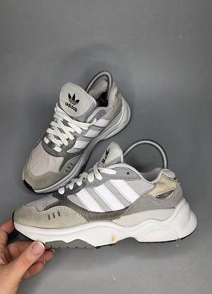 Кроссовки adidas retropy f90 с белыми фирменными полосками и массивной фигурной подошвой