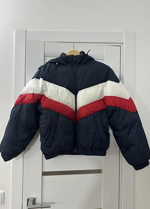 Вкорочена жіноча куртка з капюшоном від pull&bear