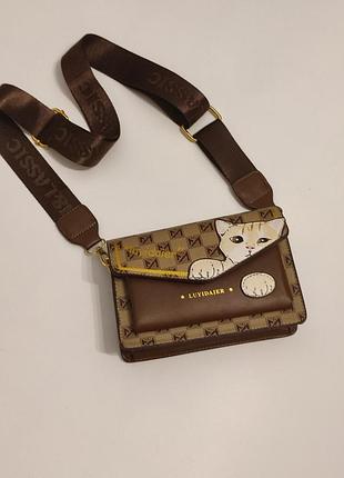 Сумка жіноча через плече коричнева з фірмовим принтом та аплікацією котика