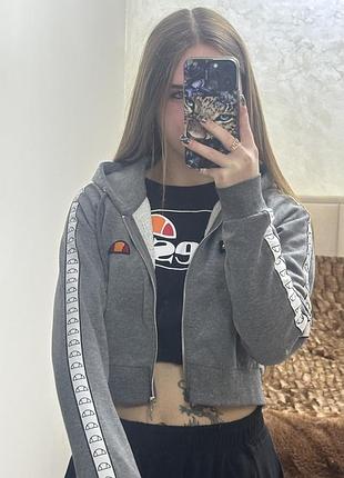Кофта жіноча ellesse зіп-худі вкорочена сіраможна разом із футболкою за 500