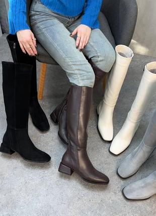 Ексклюзивні чоботи з натуральної шкіри ( замші ) з квадратним носком і низькому підборі 3 см ( шоколадні , чорні , молочні , бежеві )