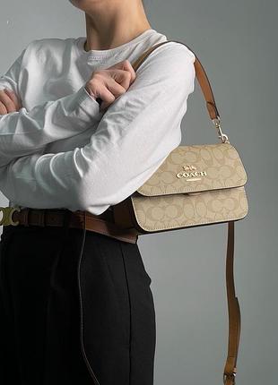 Сумка coach brynn flap crossbody in signature canvas beige
