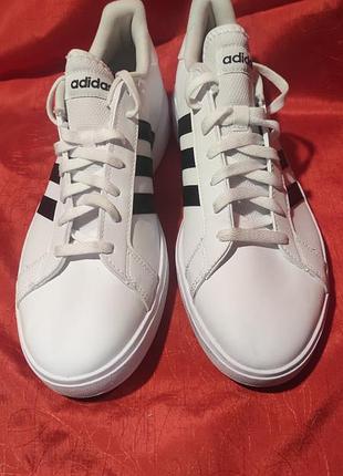 Стильні білі чоловічі кросівки adidas
