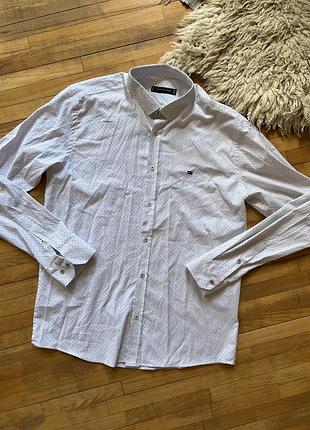 Чоловіча сорочка tommy hilfiger білого кольору з дрібним принтом. довгий рукав, класичний крій, стильна й універсальна.