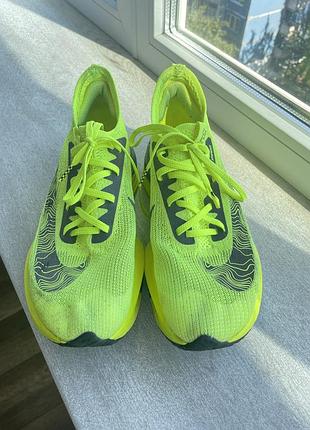 Кросівки бігові nike invincible run flyknit 3 2