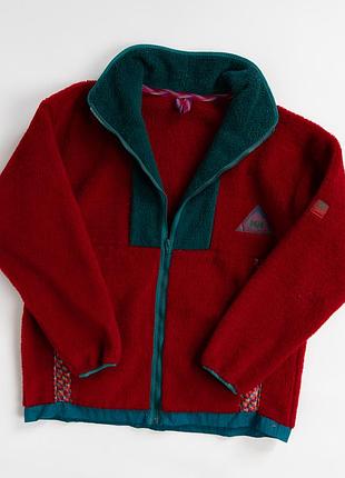Флісова куртка, кофта helly hansen у насиченому, червоному кольорі з контрастними, темно-бірюзовими деталями. модель має повну застібку на блискавку,