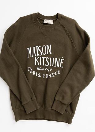 Чоловічий світшот maison kitsune в оливково-зеленому кольорі з класичним, круглим вирізом. модель виконана у мінімалістичному стилі з