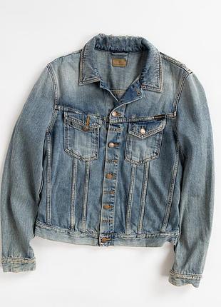 Чоловіча, джинсова куртка nudie jeans у світло-блакитному кольорі. класична модель із відкладним коміром, застібкою на металеві ґудзики, двома нагруд
