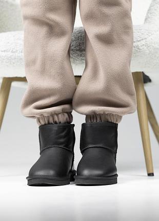 Жіночі ugg mini black lacquer 2