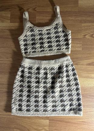Жіночий костюм трійка зі спідницею, топом та кардиганом, в'язаний, бежевий з чорним, у клітинку