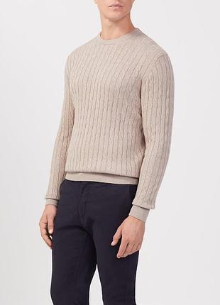 Чоловічий светр suitsupply світло-бежевого кольору з класичним, круглим вирізом. модель виконана з фактурною в’язкою з характерним візерунком «коса»