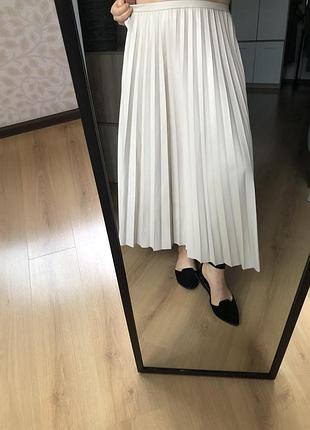 Довга жіноча плісирована спідниця zara бежева екошкіра великий розмір