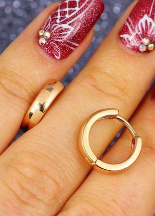 Серьги xuping jewelry колечки с шагреневыми прямоугольниками 1,4 см золотистые