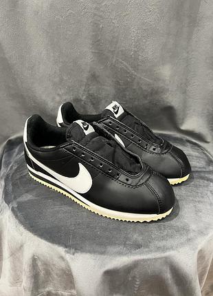 Кросівки жіночі nike cortez чорні шкіряні з білим логотипом