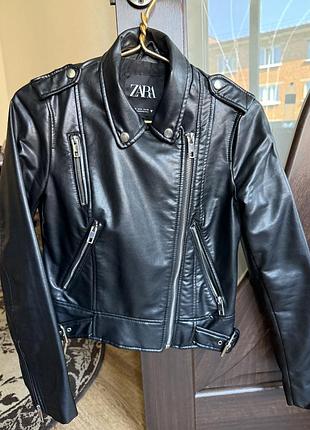 Куртка жіноча zara чорна шкіряна косуха