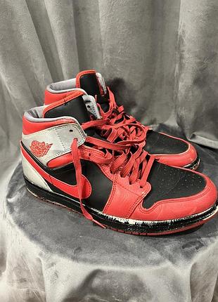 Високі червоно-чорні кросівки, схожі на модель nike air jordan 1 mid fire red cement