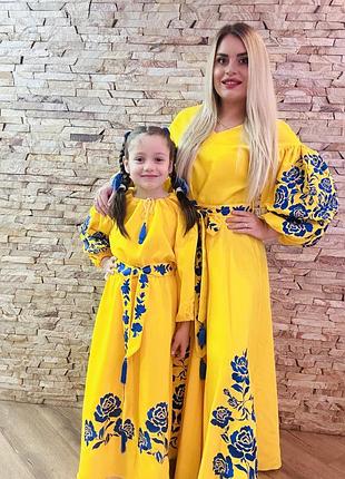 Вишита сукня для мами і доньки в троянди, family look для мами і доньки жовто-синій