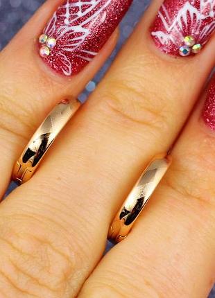 Сережки xuping jewelry колечка з шагреневими діагональними смужками 1,5 см золотисті