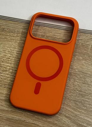 Силіконовий чохол на iphone 17 pro з magsafe, помаранчевий матовий з м’якою підкладкою silicone case