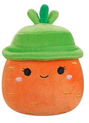 М’яка іграшка squishmallows – морквина кароліна у капелюсі 13 см, м’яка дитяча іграшка (sqer01182)