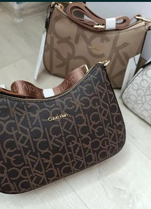 Крос-боді жіноча calvin klein з монограмою, коричнева