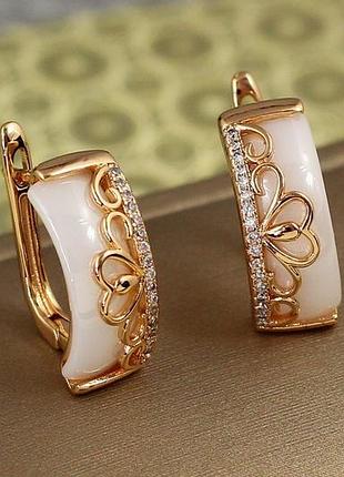 Серьги xuping jewelry виньетка белой керамикой 1,8 см золотистые