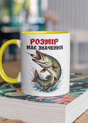 Чашка керамічна з принтом "розмір має значення" 330 мл, біла з жовтою ручкою