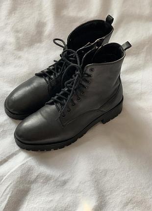 Кожаные базовые ботинки на шнуровке 40р