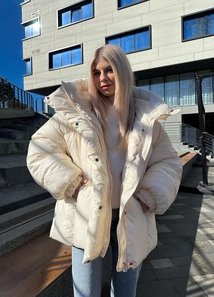 Женский дутый пуховик свободного кроя с капюшоном бежевый l/xl