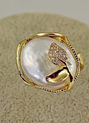 Кольцо xuping jewelry листочки с натуральной барочной жемчужиной 16+ р золотистое