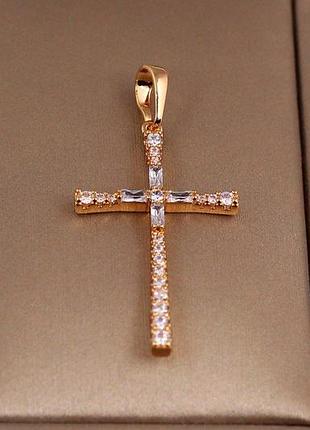 Крестик xuping jewelry тонкий длинный с кристаллами по центру 3,3 см золотистый