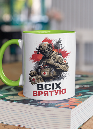 Чашка керамічна з принтом "всіх врятую бойовий медик" 330 мл, біла з зеленою ручкою