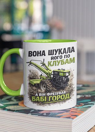 Чашка керамічна з принтом "вона шукала його по клубам" 330 мл, біла з зеленою ручкою