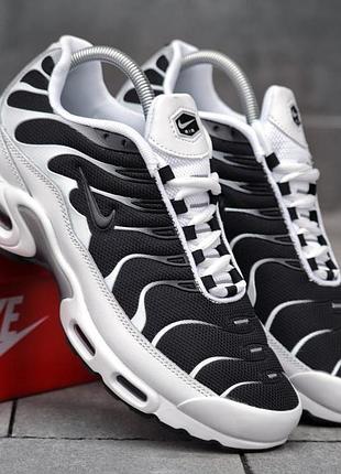 Мужские кроссовки nike air max plus tn черно белые кроссы для городских прогулок натуральная кожи и текстиль найк аир макс плюс тн