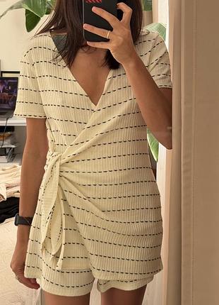 Жіночий комбінезон із шортами zara молочний у смужку розмір l