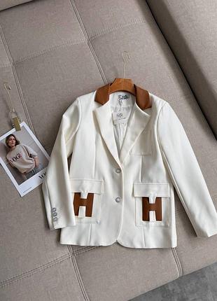 Піджак білий та чорний hermes з літерою на кишені