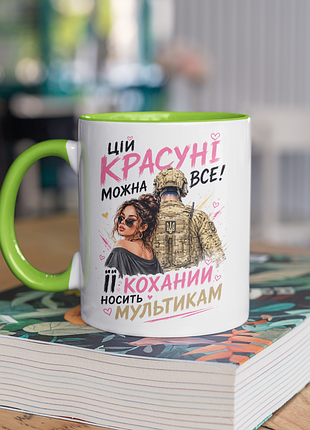 Чашка керамічна з принтом "цій красуні можна все зсу" 330 мл, біла з зеленою ручкою