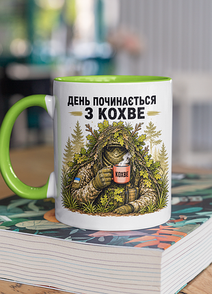 Чашка керамічна з принтом "день починається з кохве" 330 мл, біла з зеленою ручкою