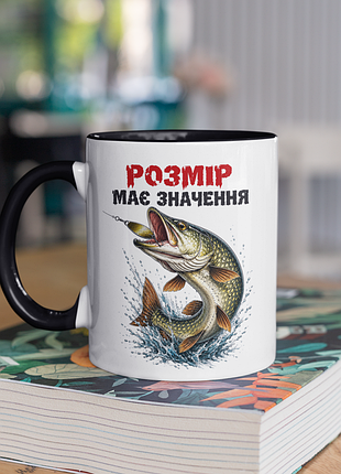Чашка керамічна з принтом "розмір має значення" 330 мл, біла з чорною ручкою