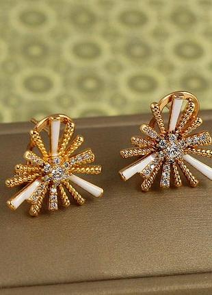 Серьги xuping jewelry гольчатая астра с белой керамикой 1,9 см золотистые