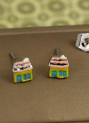 Серьги гвоздики xuping jewelry домик с эмалью 8 мм серебристые